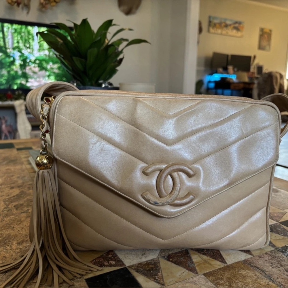 RARE Vintage Lambskin Chanel Beige Logo Chevron Shoulder Bag - Picture 4 of 12